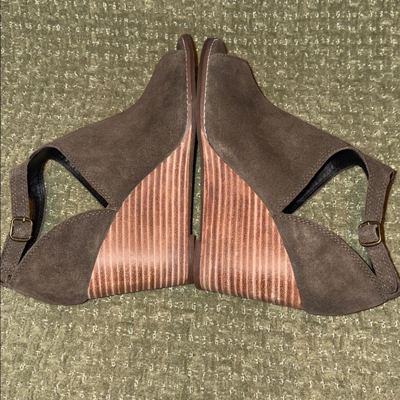 Lucky brand, suede, peekaboo wedge shoes, New store display size 7.5 - Picture 3 of 9